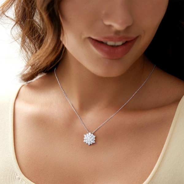 Snowflake-shaped moissanite silver necklace